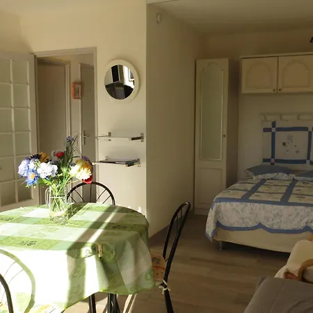 Coin-nuit Avec Piscine Et Parking, 4 Pers. - Fr-1-780-49 Apartmán